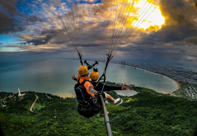 Chinh phục bầu trời với hoạt động nhảy dù ở Đà Nẵng